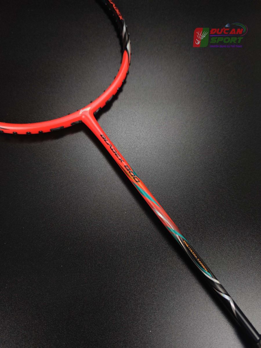 Lining Bladex 800 trang bị loại sơn nhám đỏ và đen tạo sự cứng cáp, mạnh mẽ tràn đầy năng lượng