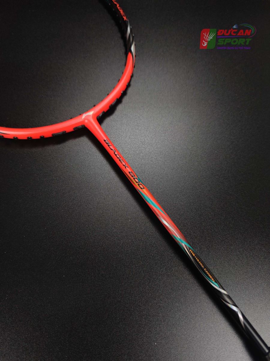 Lining Bladex 800 trang bị loại sơn nhám đỏ và đen tạo sự cứng cáp, mạnh mẽ tràn đầy năng lượng