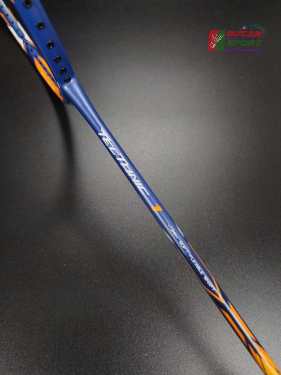 Lining Tectonic 1 thuộc dòng vợt cân bằng, đầu vợt không quá nặng