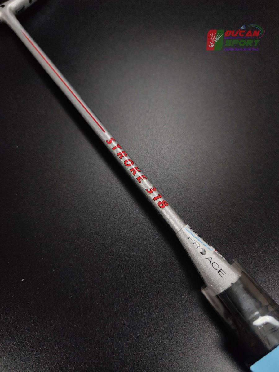 Proace Stroke 318 được mệnh danh là cây vợt cân bằng với khả năng công thủ toàn diện
