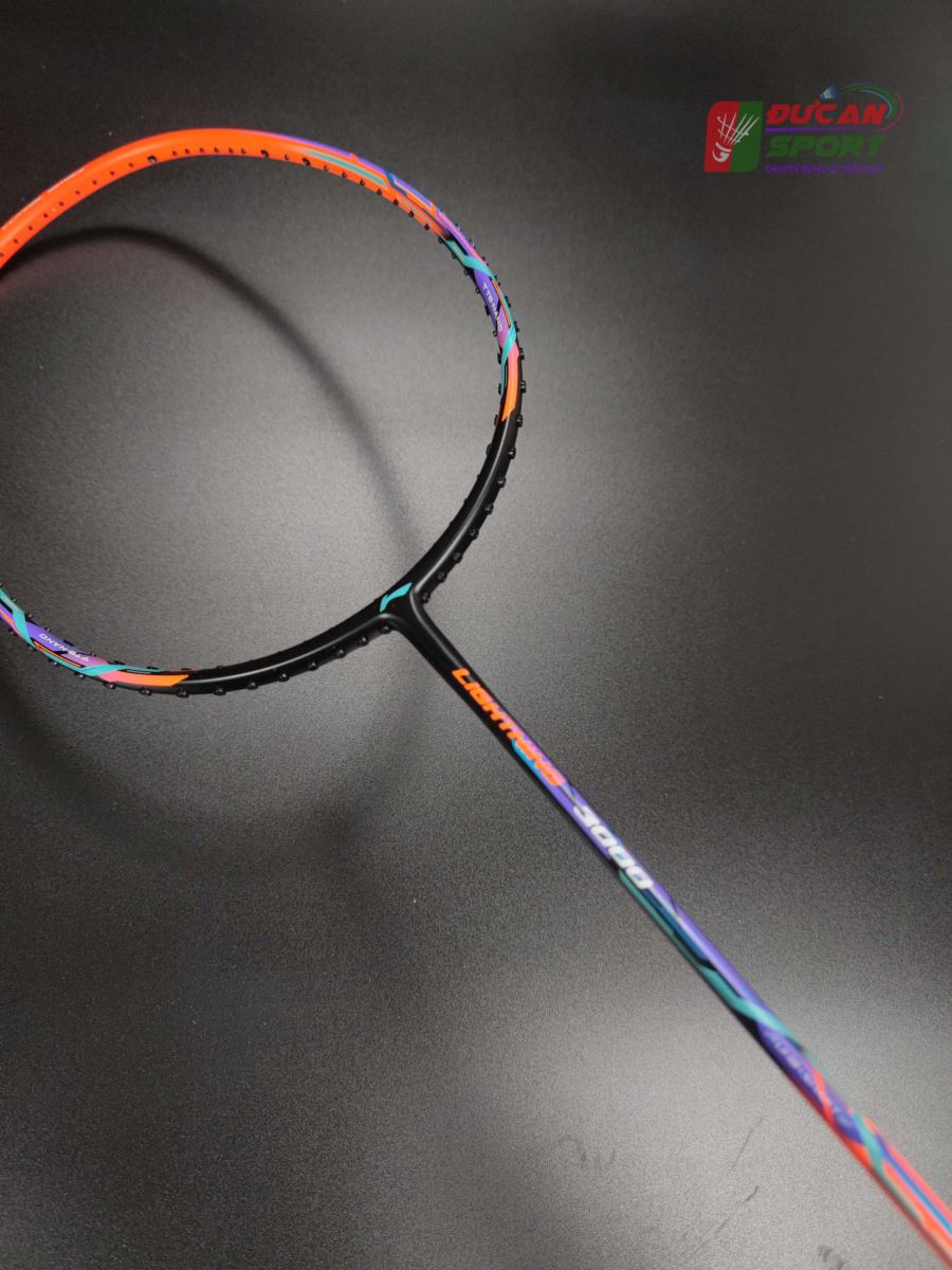 Sản phẩm này được áp dụng chất liệu carbon Fiber siêu nhẹ
