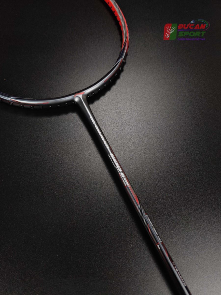 Thân vợt có độ cứng ở mức trung bình nên giúp người dùng vung vợt nhanh và chắc chắn hơn