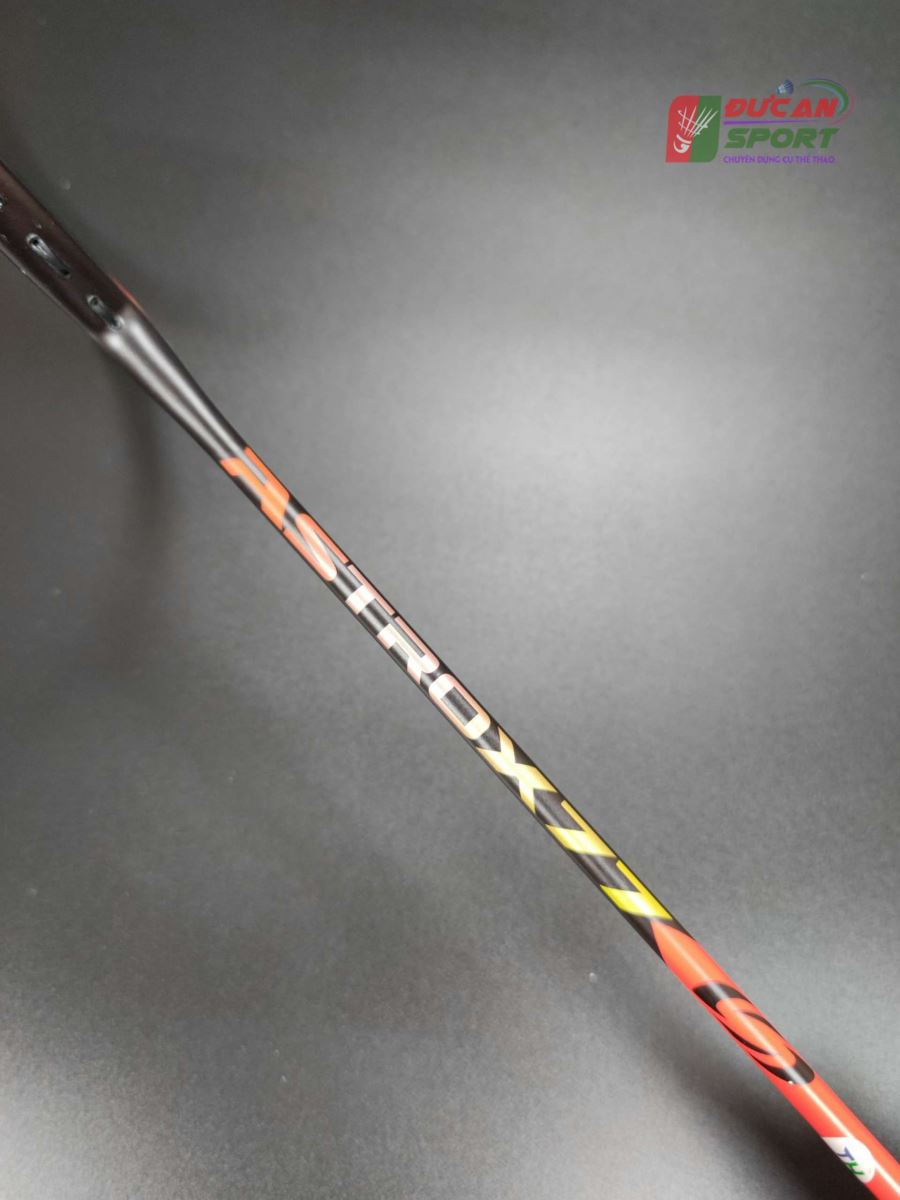 Yonex Astrox 77 đỏ giúp tăng tôc độ vung có thể tăng lên tới 7,1%