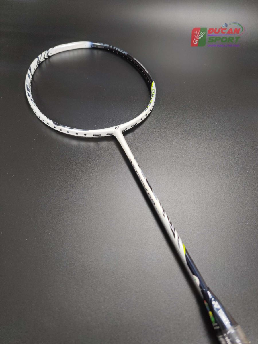 Yonex Astrox 99 Pro trắng là loại vợt cao cấp với tông màu trắng đen huyền thoại 