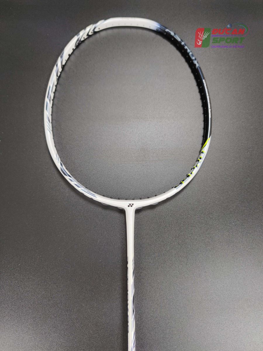 Yonex Astrox 99 Pro trắng là sự lựa chọn tuyệt vời cho người chơi ưa lối đánh thiên công, mạnh mẽ